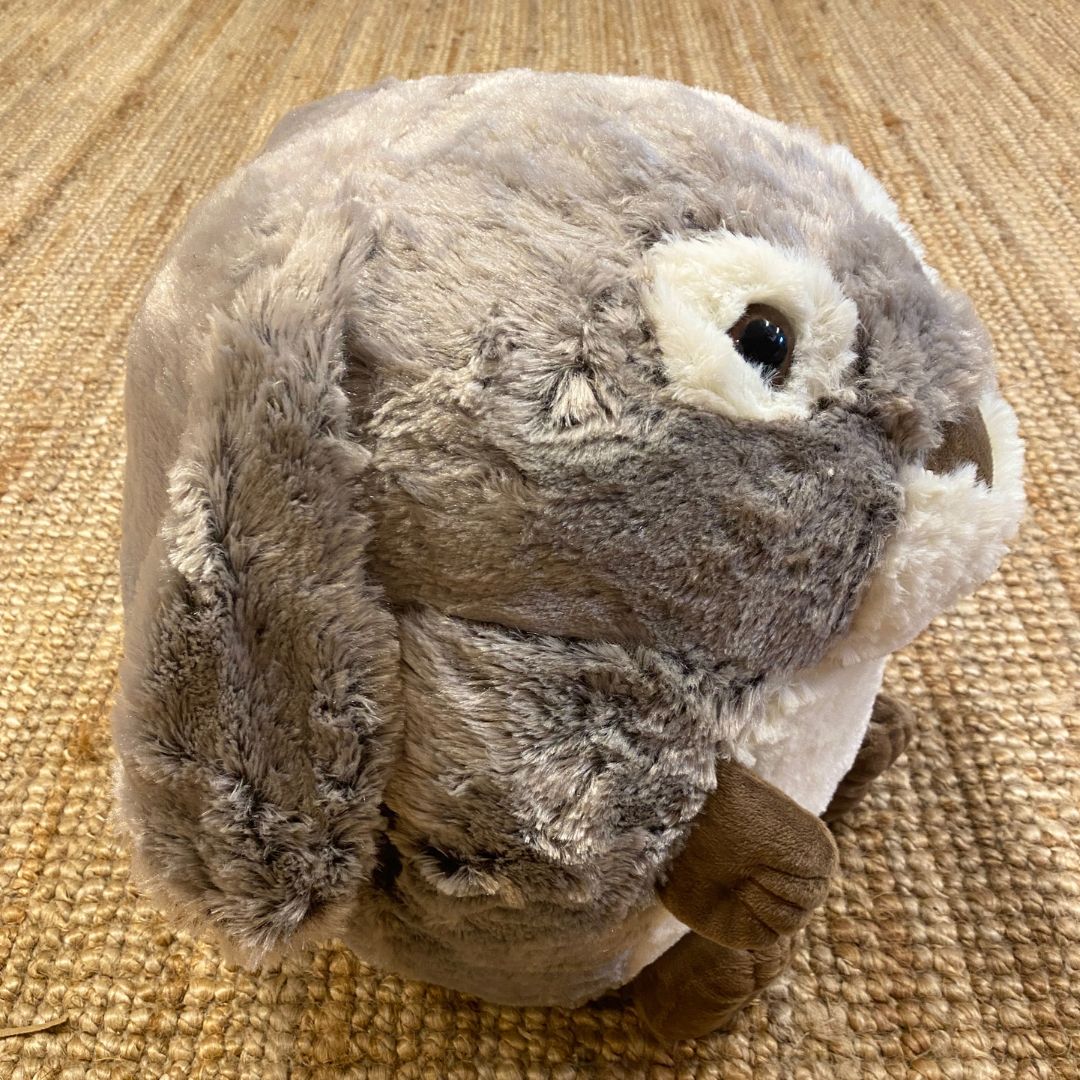 Stor grå kanin bamse og håndvarmer i én fra Cozytime, en lun bamse i størrelse XL med hængeører, set fra siden, fås hos Nordic Simply.