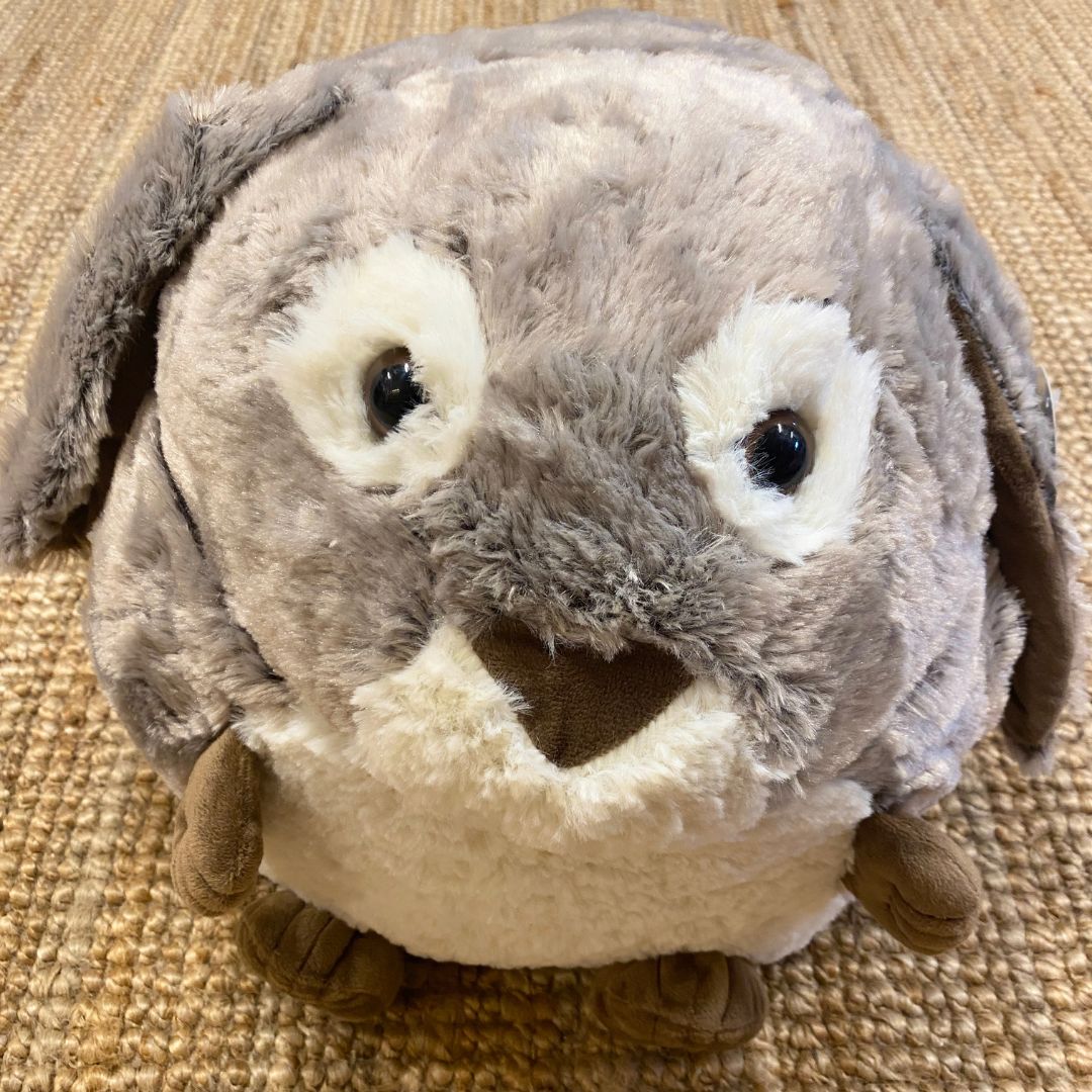 Stor grå kanin bamse og håndvarmer i én fra Cozytime, en lun bamse i størrelse XL med hængeører, fås hos Nordic Simply.