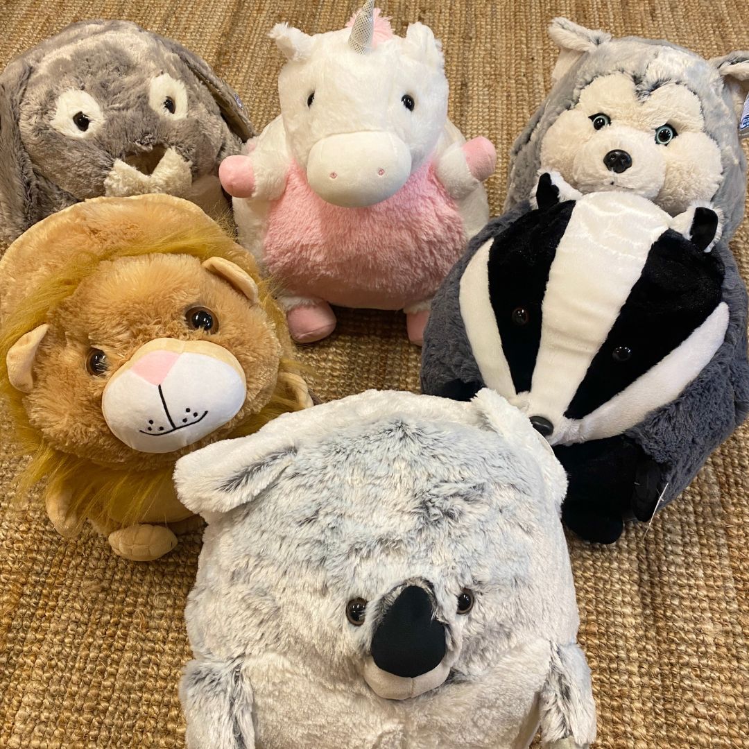 Seks store bamser størrelse XL, kan bruges både som krammebamse og som håndvarmer, da der er lommer i til hænder, anden række til venstre ses brun løve, fås hos Nordic Simply,