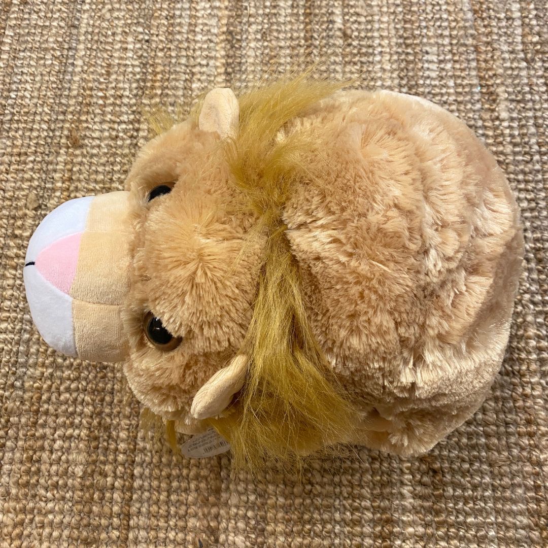 Stor løve bamse og håndvarmer i én til børn fra Cozytime, en lun bamse i størrelse XL, set oppefra, fås hos Nordic Simply.