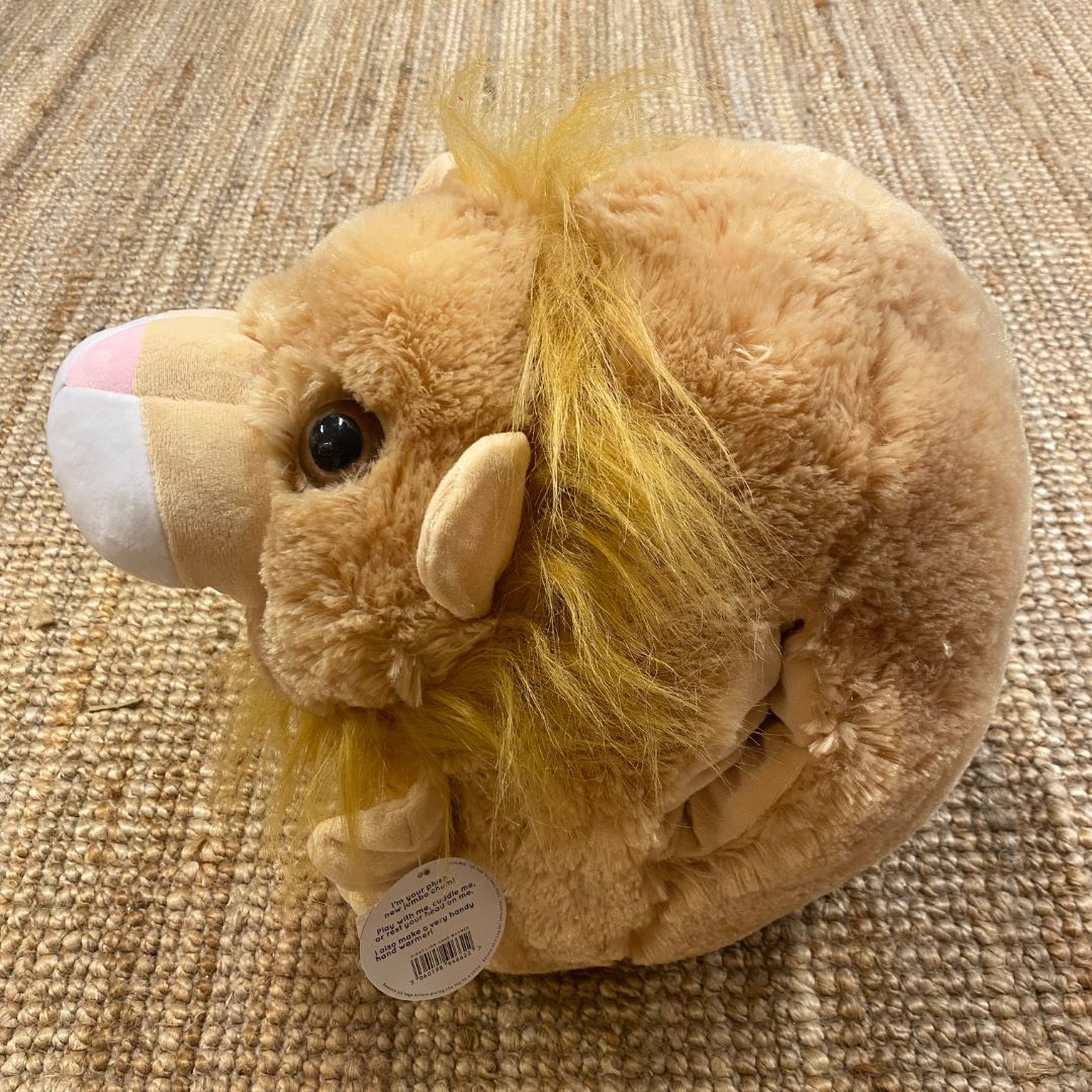 Stor løve bamse og håndvarmer i én til børn fra Cozytime, en lun bamse i størrelse XL, set fra siden, fås hos Nordic Simply.