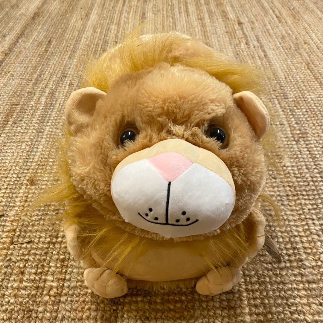 Stor løve bamse og håndvarmer i én til børn fra Cozytime, en lun bamse i størrelse XL, fås hos Nordic Simply.