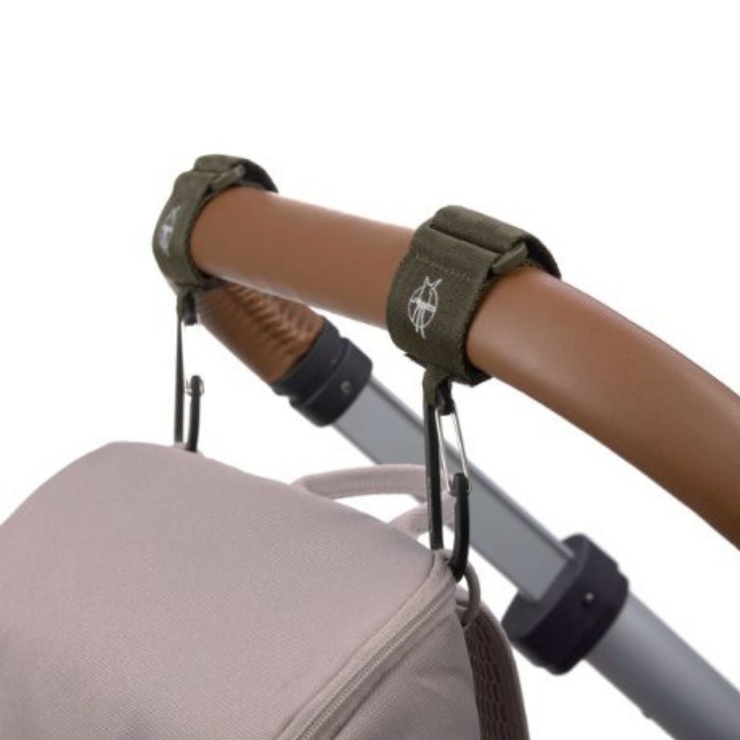 To sorte barnevognskroge monteret på barnevogn, holder pusletaske, fra Lässig fås hos Nordic Simply