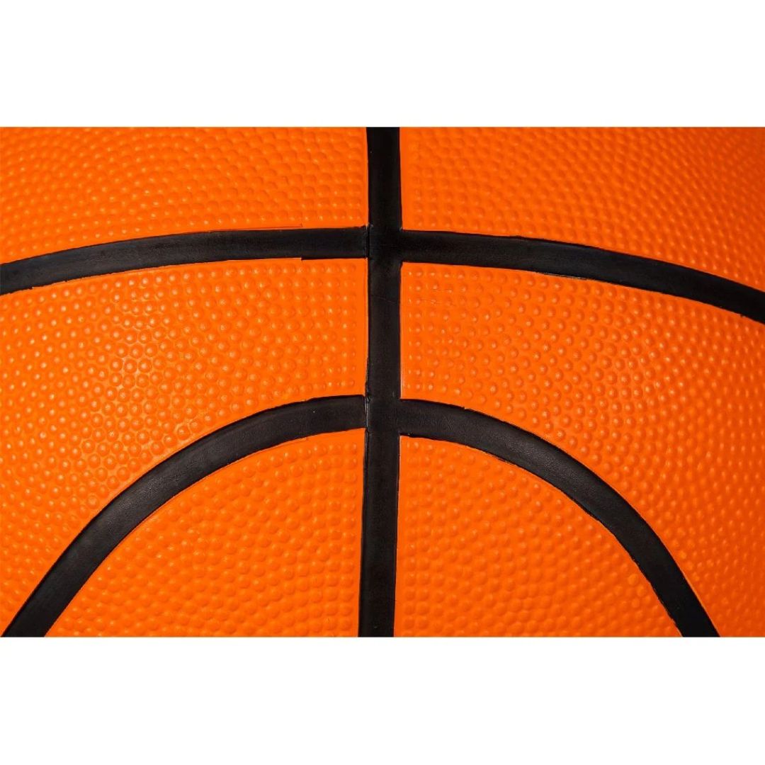 Basketball i officiel størrelse, orange med sort tekst til aktiv udeleg, her set tæt på med detaljer.