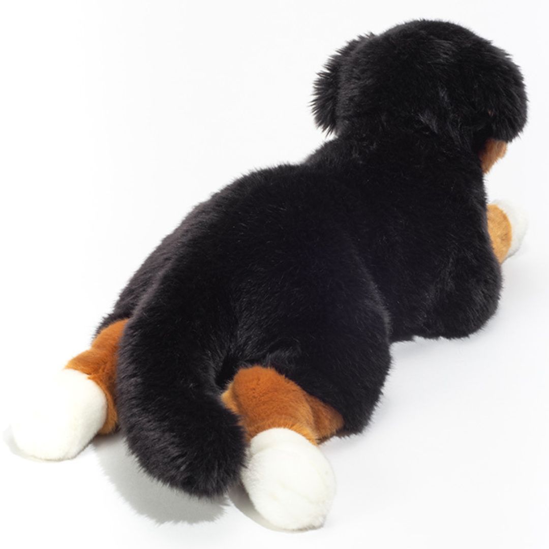 Stor blød Berner Sennen bamse, fra Teddy Hermann, ligger og venter på et kram fås hos Nordic Simply
