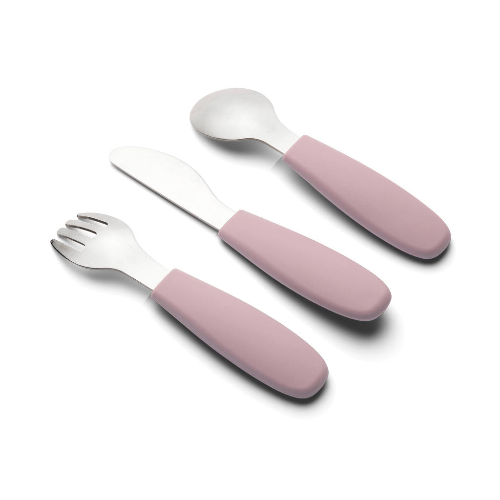 Blå bestiksæt, med gaffel, kniv og ske, i silikone og rustfrit stål til baby og barn. Her set bagfra.