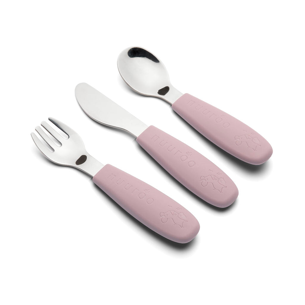 Rosa bestiksæt, med gaffel, kniv og ske, i silikone og rustfrit stål til baby og barn.