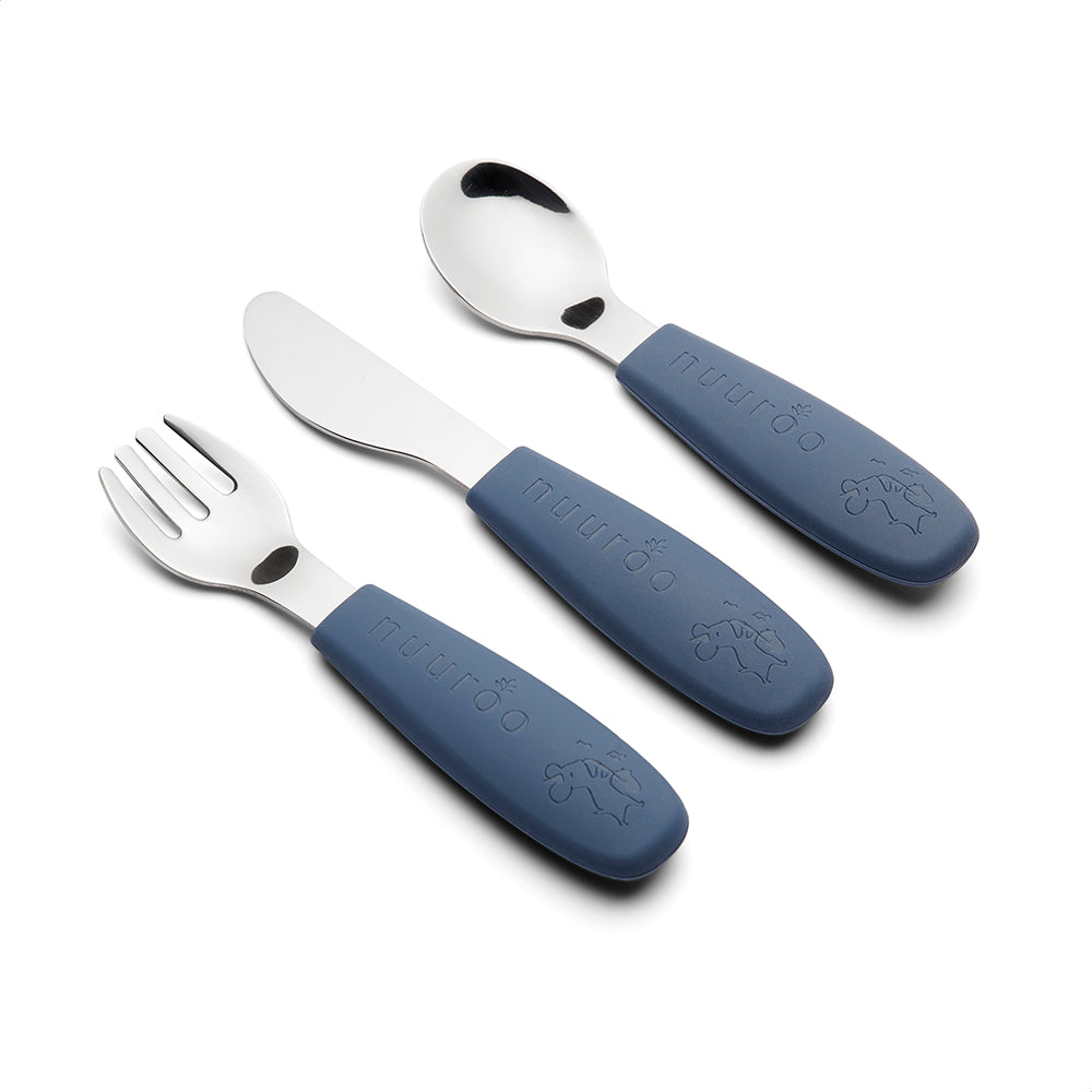 Blå bestiksæt, med gaffel, kniv og ske, i silikone og rustfrit stål til baby og barn.