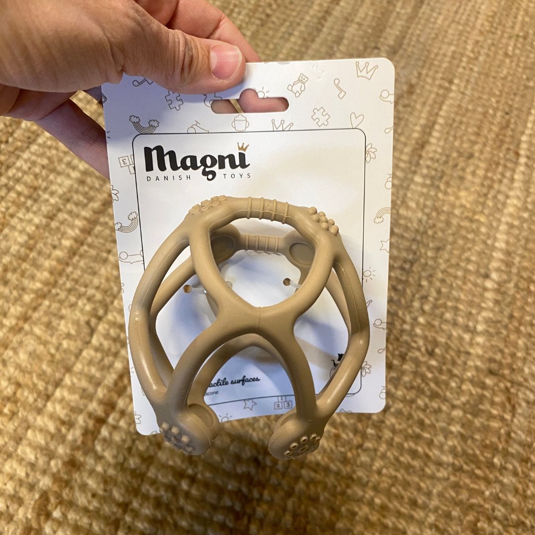 Beige sanse- og bidebold fra Magni i emballage hos Nordic Simply