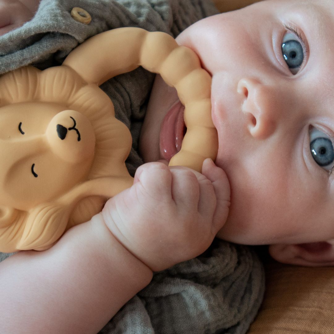 Baby bider i løve bidering i beigei fra Natruba fås hos Nordic Simply
