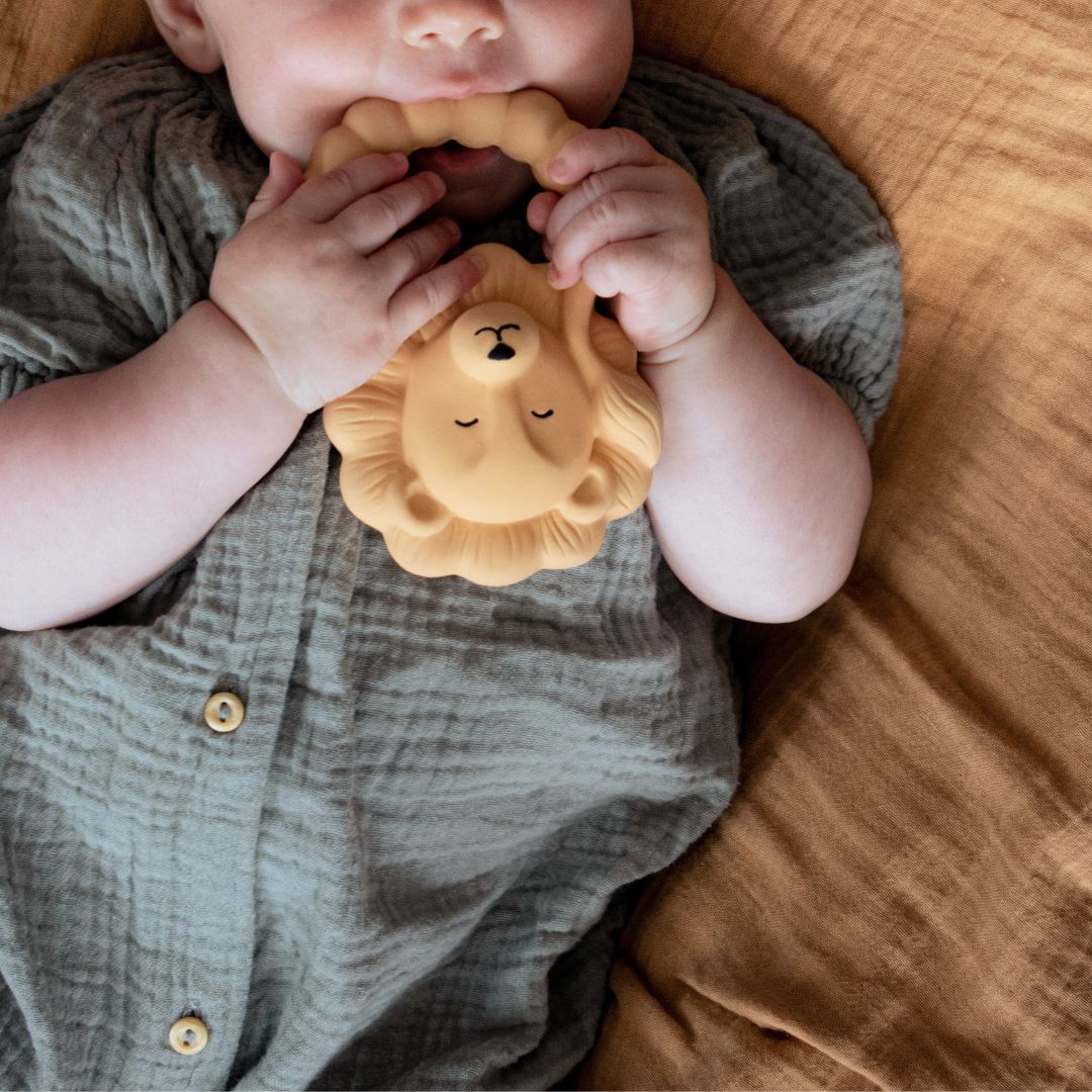 Baby bider i beige bidering formet som en løve i naturgummi fra Natruba fås hos Nordic Simply