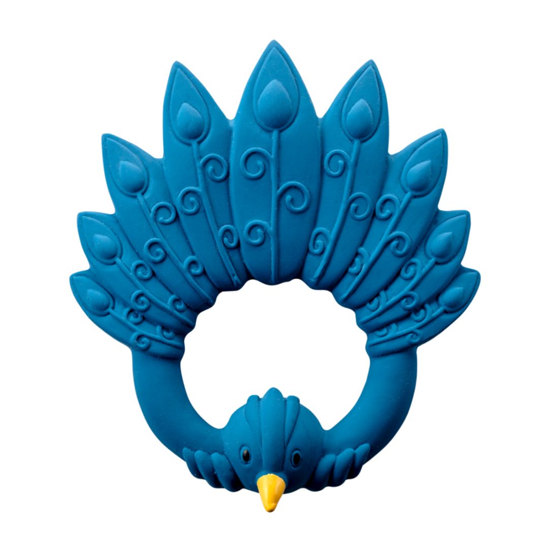 Blå bidering formet som en påfugl i naturgummi fra Natruba fås hos Nordic Simply