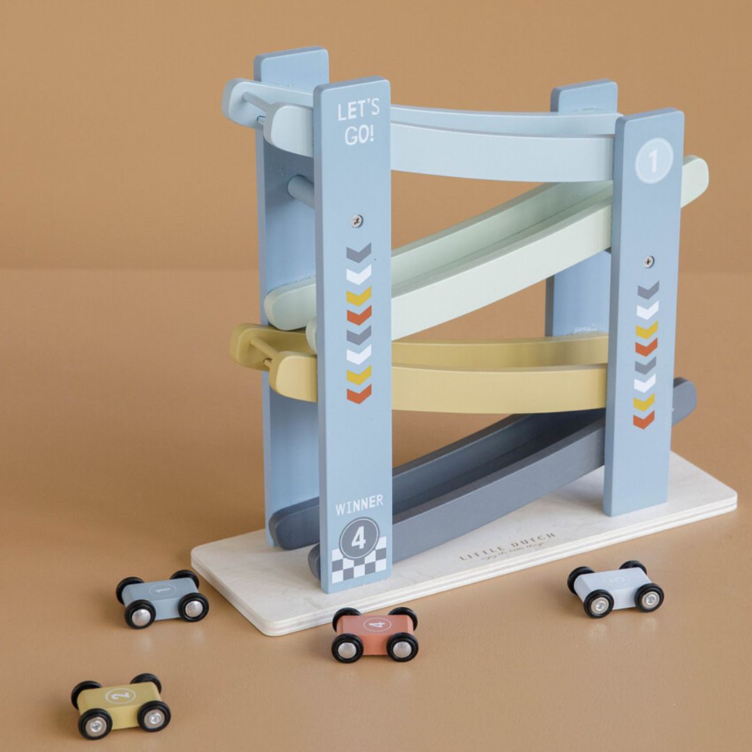 Lyseblå bilbane med biler i træ fra Little Dutch fås hos Nordic Simply