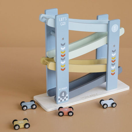 Lyseblå bilbane med biler i træ fra Little Dutch fås hos Nordic Simply