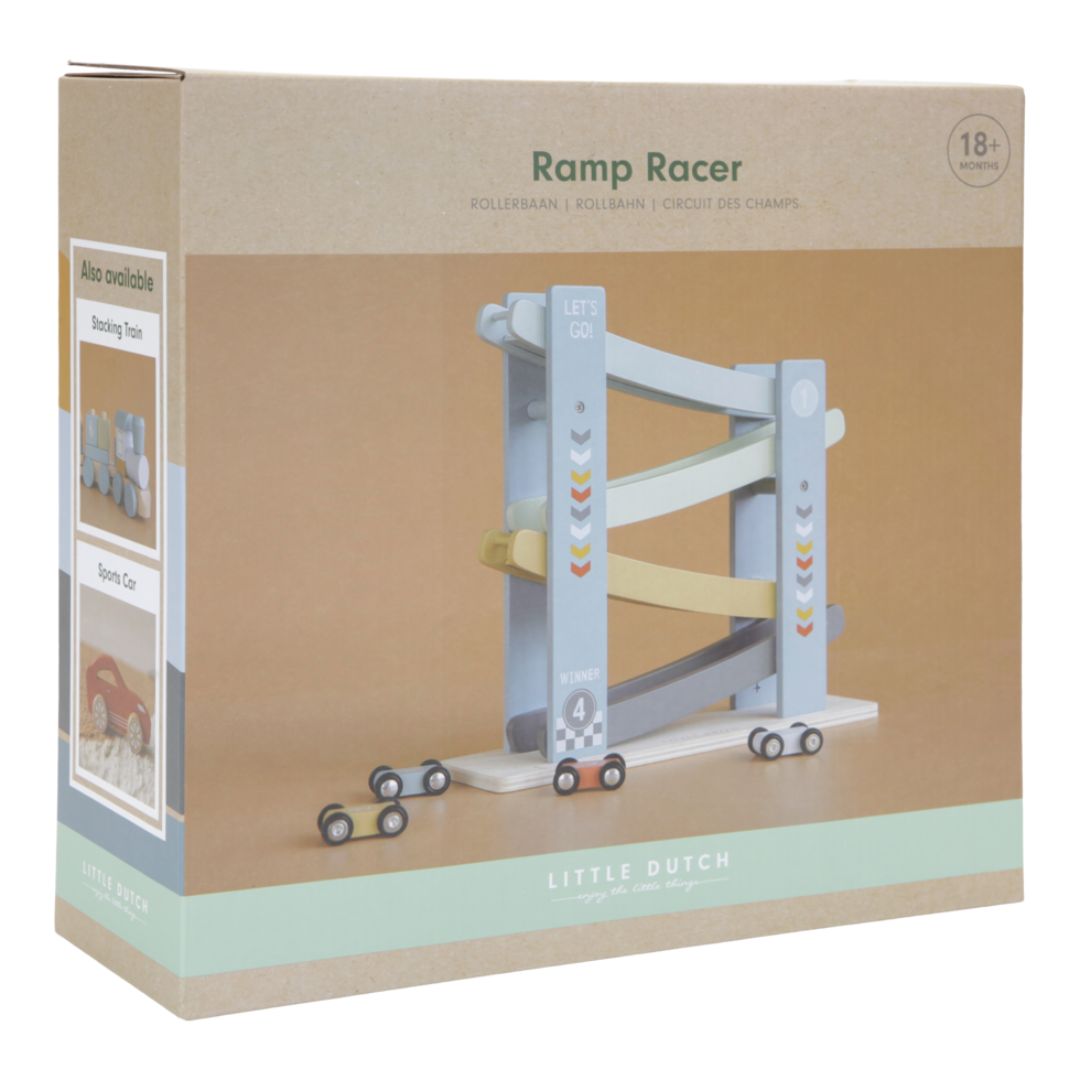 Indpaking til lyseblå bilbane med biler i træ fra Little Dutch fås hos Nordic Simply