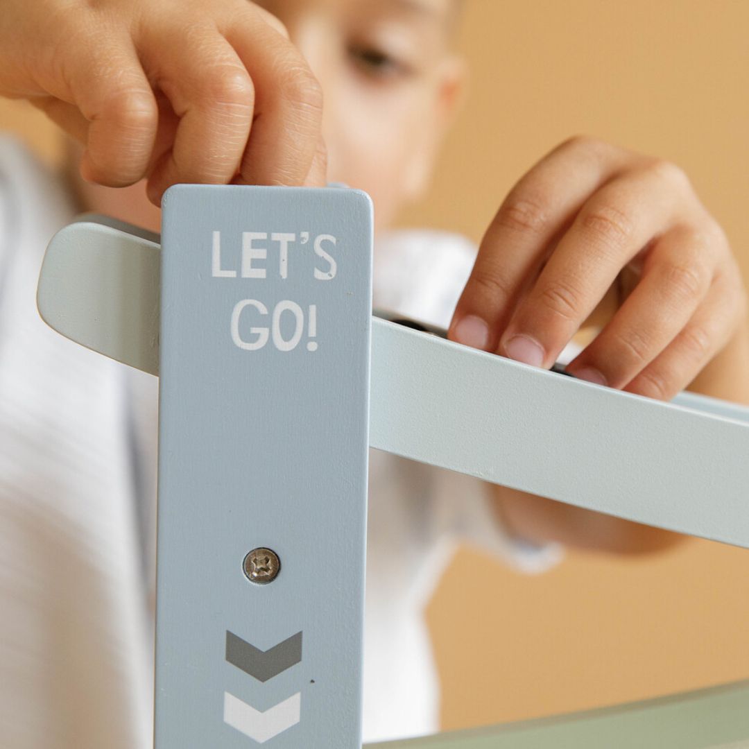 Dreng leger med lyseblå bilbane fra Little Dutch fås hos Nordic Simply