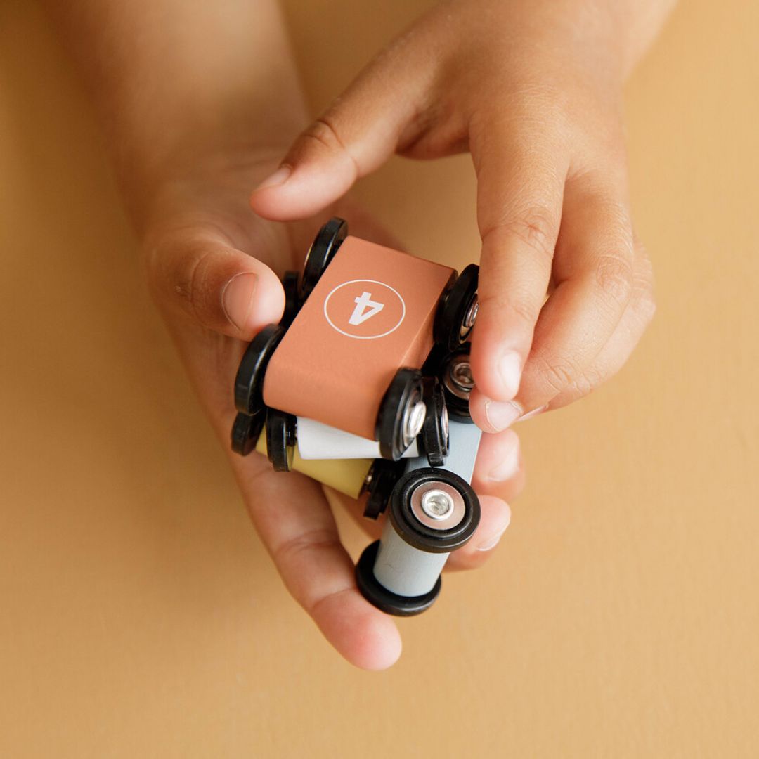 Biler til lyseblå bilbane med biler i træ fra Little Dutch fås hos Nordic Simply