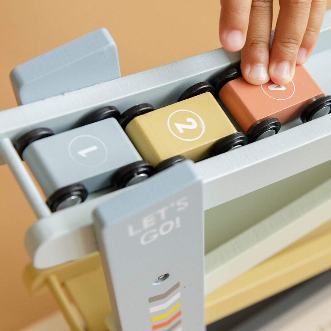 Biler med numrene 1, 2, 4 klar til at blive sendt afsted nedad lyseblå bilbane fra Little Dutch