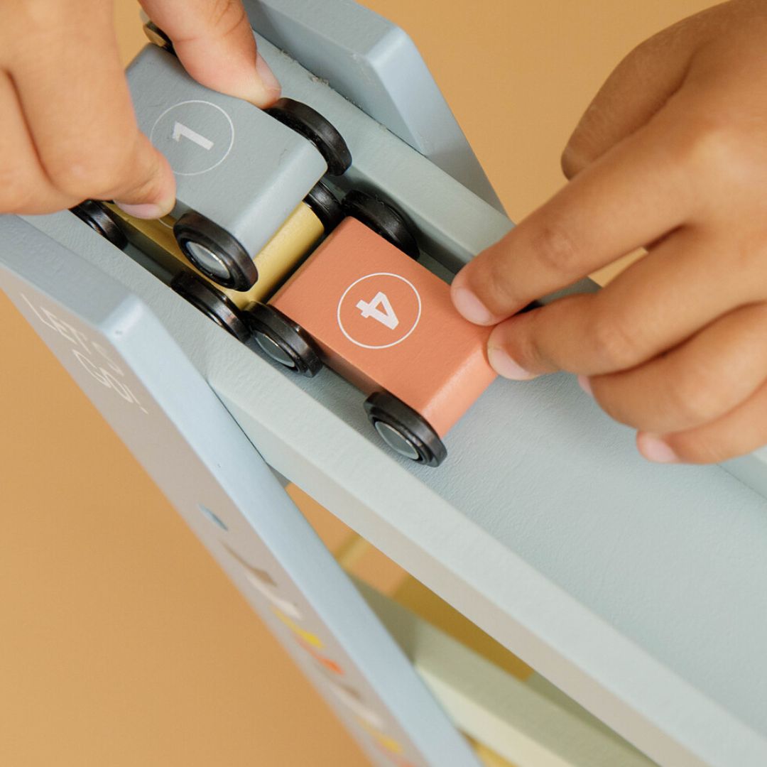 Biler i træ klar til at blive sendt afsted nedad lyseblå bilbane fra Little Dutch