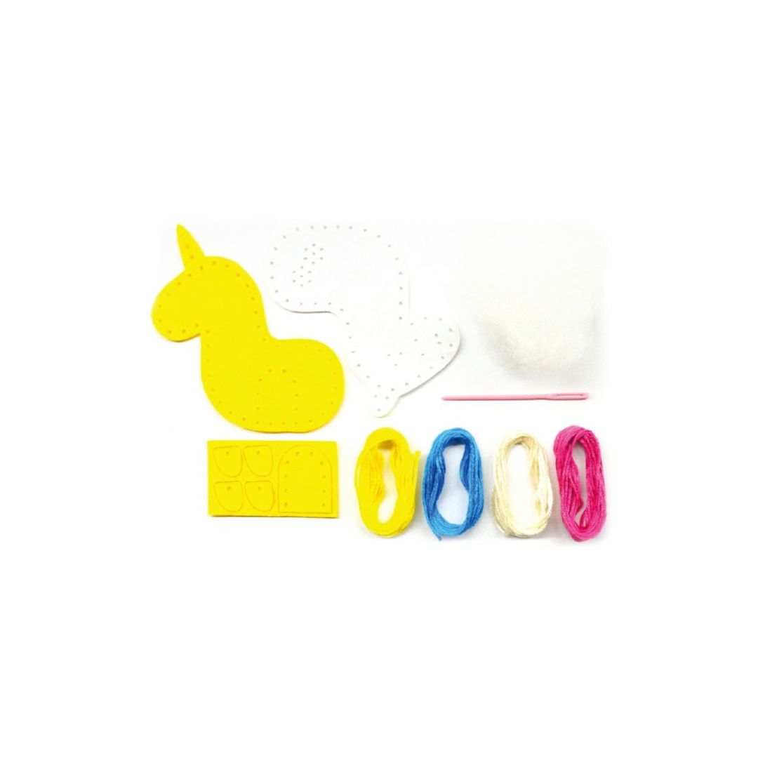 Dele til blyantstop-sæt med gul enhjørning, stofdele, snore og fyld til kreative projekter.