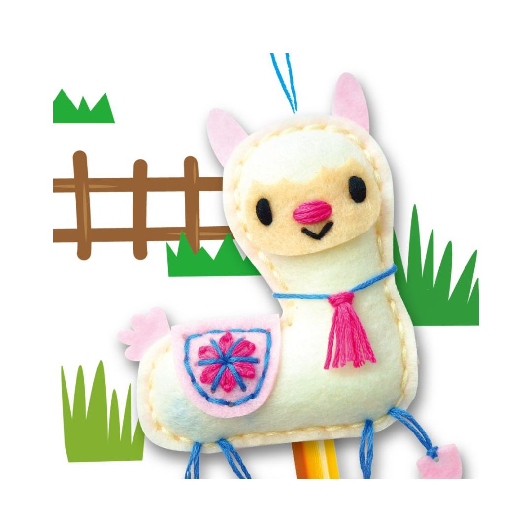 DIY blyantstop med en sød lama, perfekt til kreative børn, indeholder nål og stofdele til et sjovt krea-projekt.