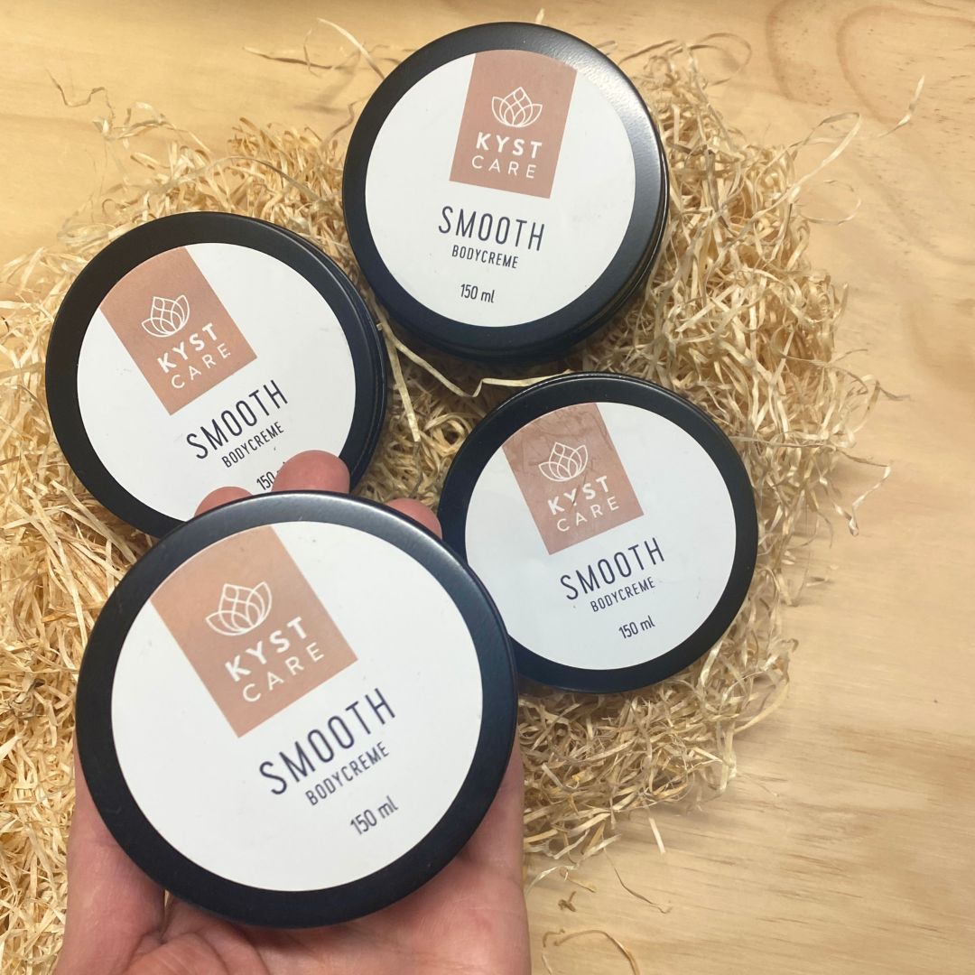 Bøtter med Smooth bodybutter hudpleje fra danske Kyst Care fås hos Nordic Simply