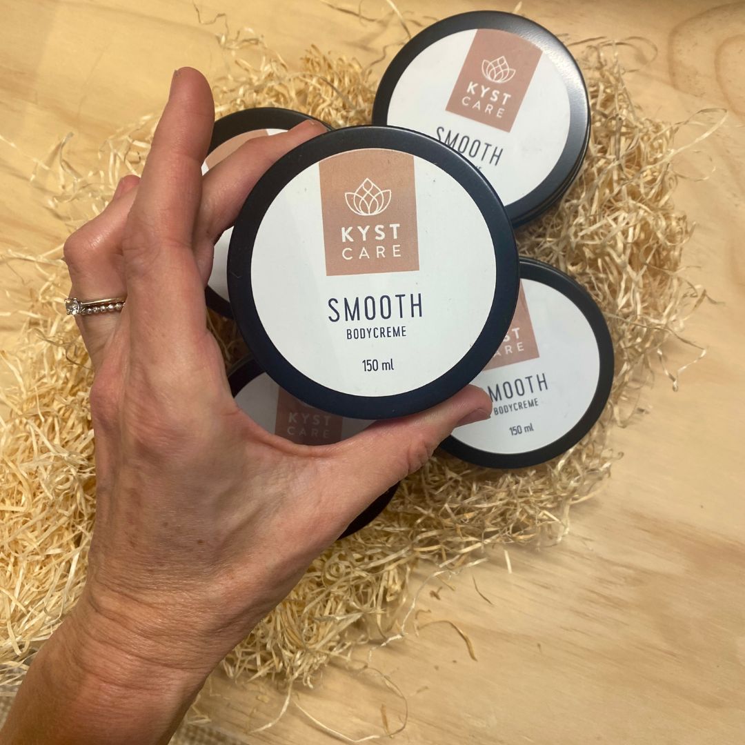 Hånd med Smooth bodybutter hudpleje fra danske Kyst Care fås hos Nordic Simply