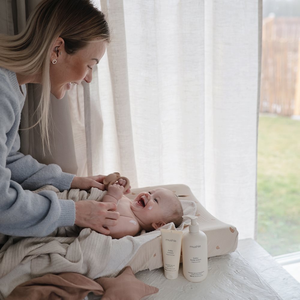 Mor og baby med Mushie bodylotion. Parfumefri, Svanemærket babylotion, produceret i Danmark.