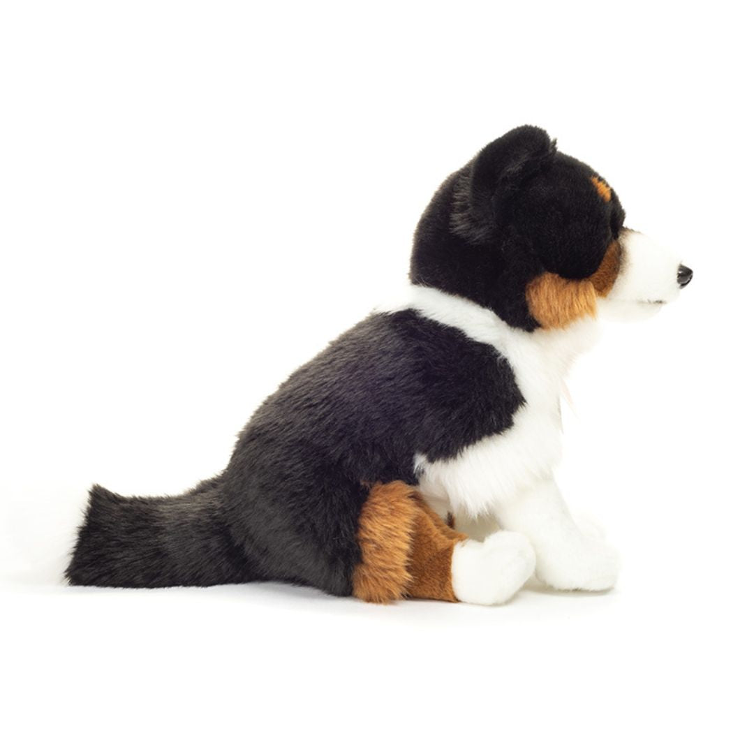 Sød Border Collie bamsehund fra Teddy Hermann set fra siden, klar til kram og leg. Fås hos Nordic Simply.