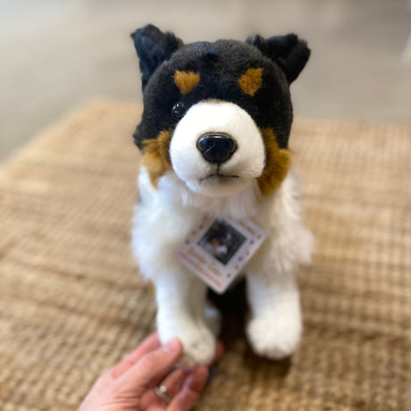 Sød Border Collie bamsehund fra Teddy Hermann 30 cm, sidder og venter på kram og leg. Fås hos Nordic Simply.