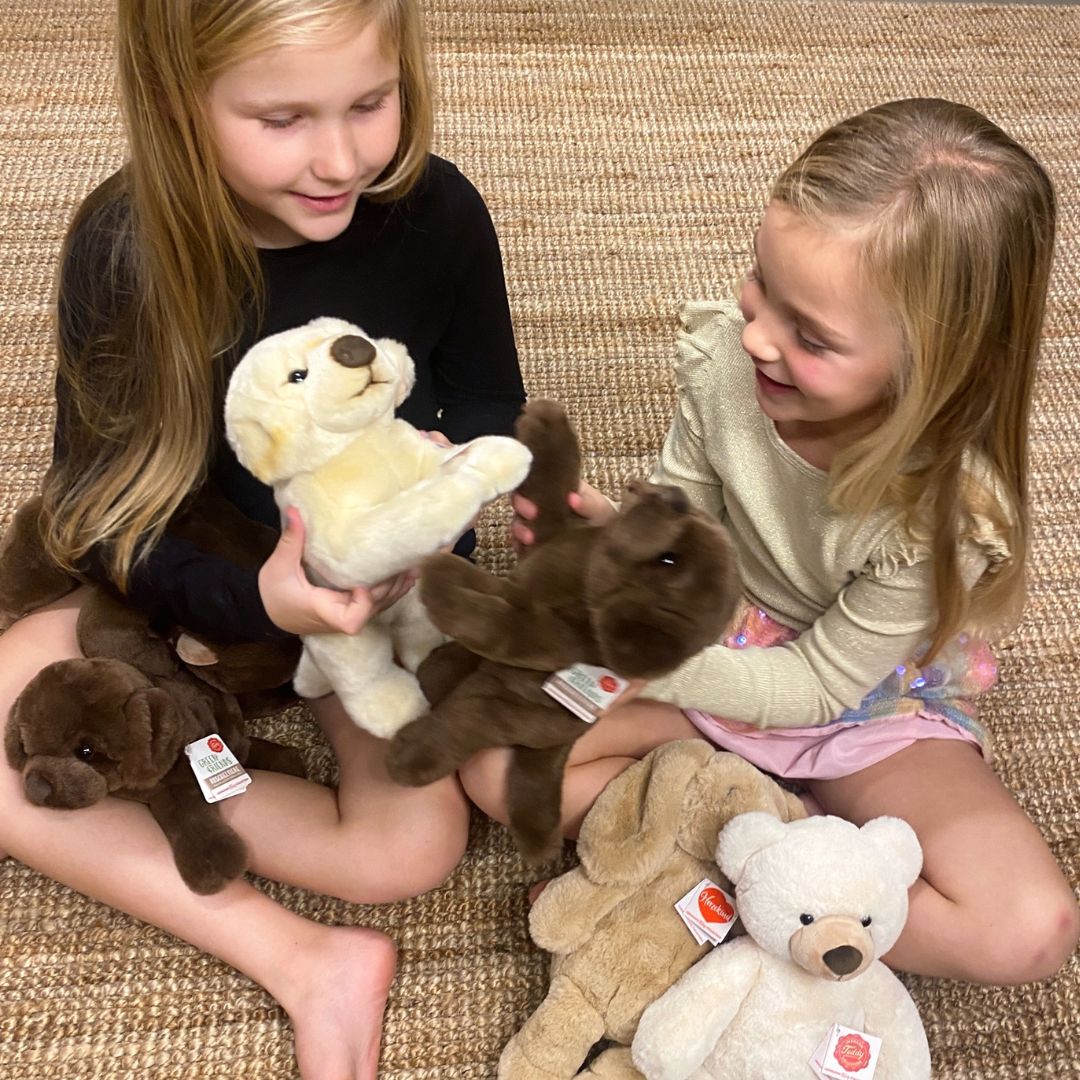 børn leger med brun labrador hvalp og lys golden retriever hvalp fra Teddy Hermann hos Nordic Simply