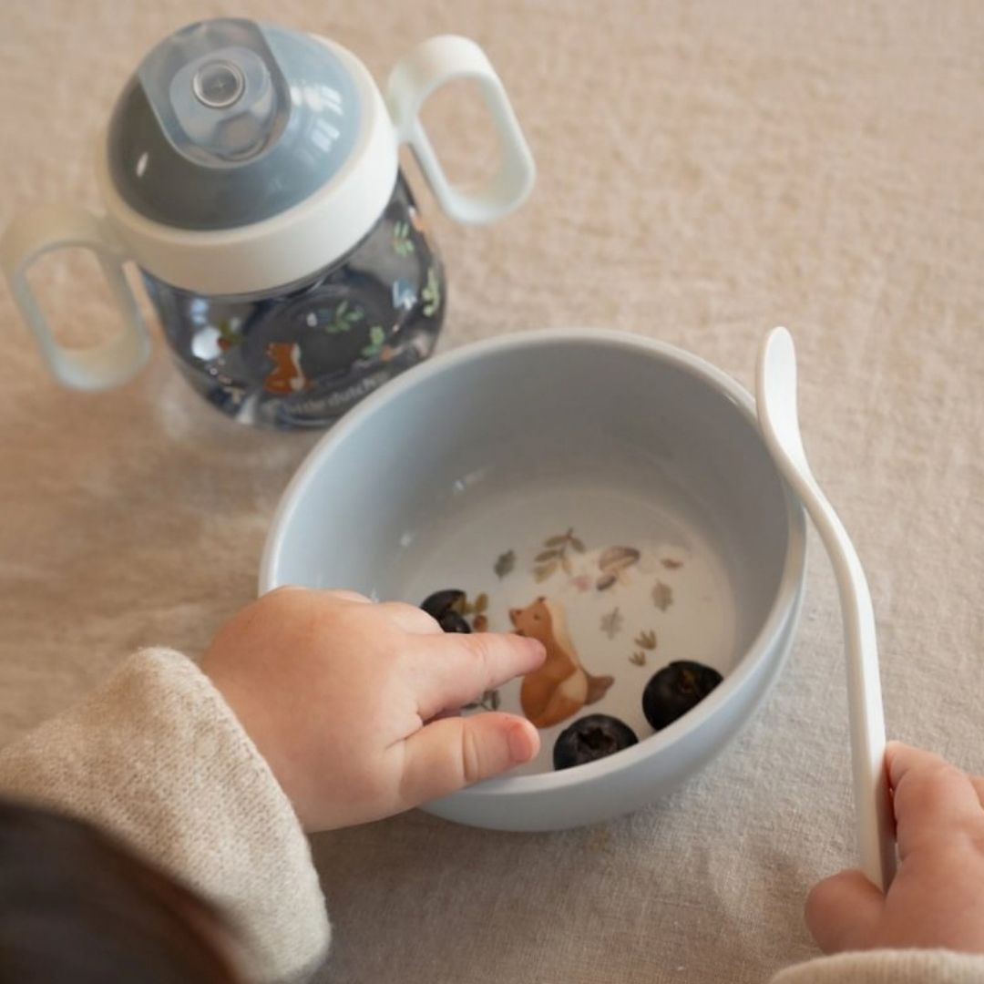blå børneskål med motiv af ræv, god til grød, mos, bær og snacks fra Mepal x Little Dutch. Her set med børnehænder der tager blåbær fra den.