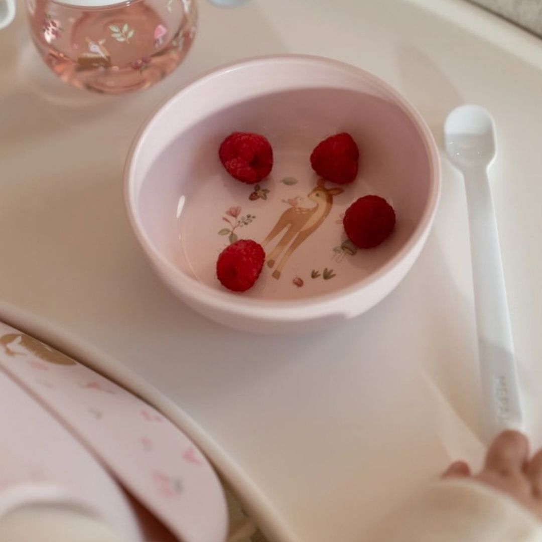 rosa skål med hindbær i set på bord med ske fra samme serie fra Mepal x Little Dutch.