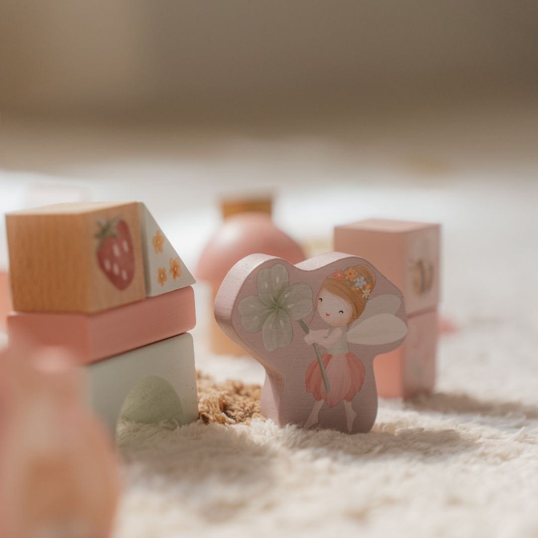 Rosa træklodser med fe og dyremotiver fra Little Dutch, perfekte til leg og fantasifulde konstruktioner.