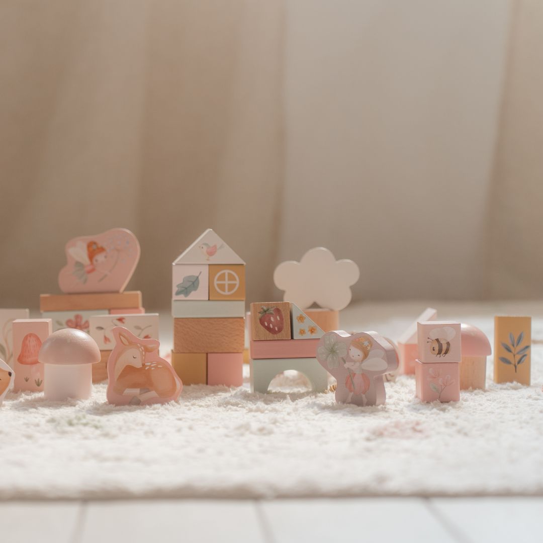 Farverige træbyggeklodser, Fairy Garden, med feer og dyr i rosa nuancer, ideelle til leg og kreativitet for børn.