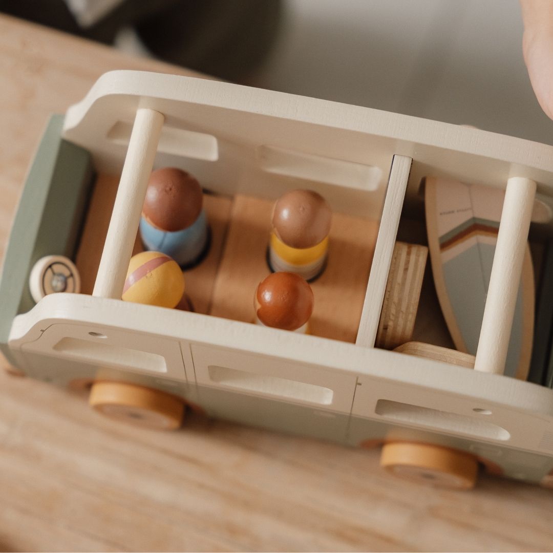 Retrobus eller retrocamper i træ i grøn og hvid fra Little Dutch, set oppefra med taget åbent og familie på sæderne, fås hos Nordic Simply.