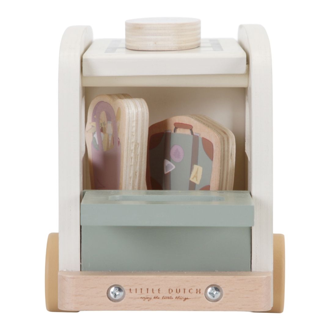 Retrobus eller retrocamper i træ i grøn og hvid fra Little Dutch, set bagfra på hvid baggrund med baggage, fås hos Nordic Simply