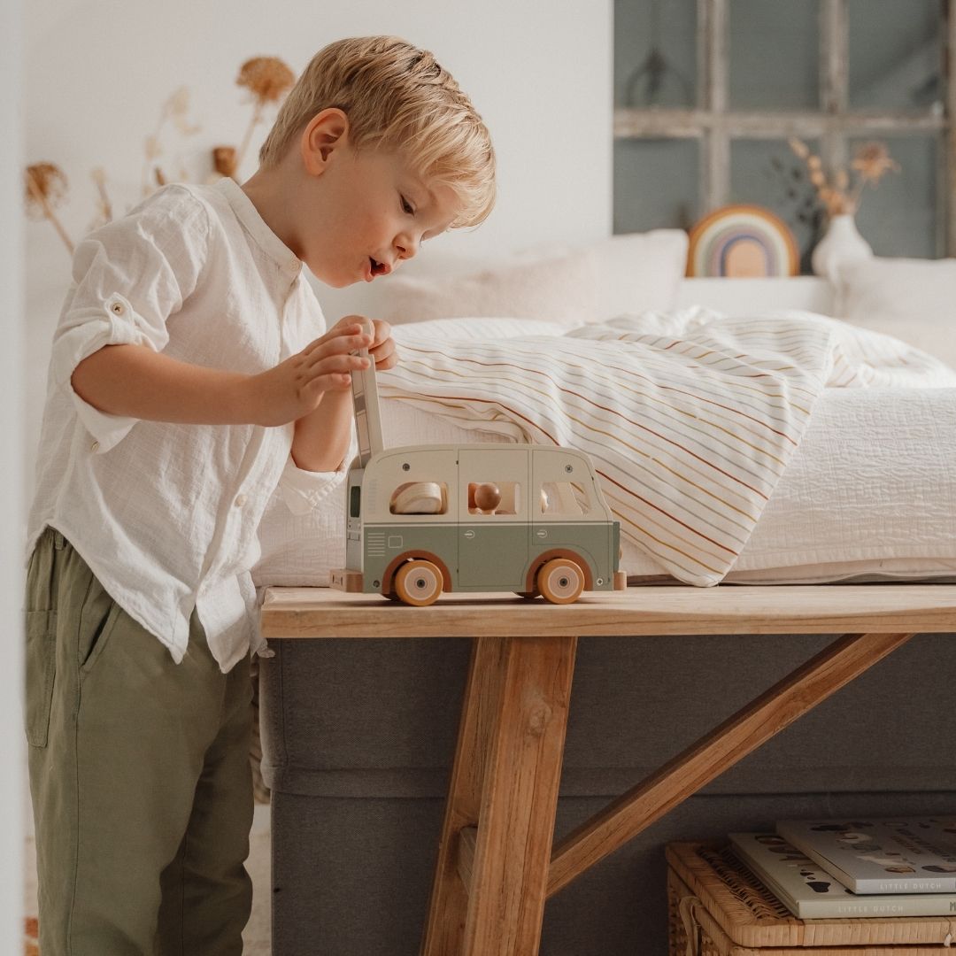 Dreng leger på bord i soveværelse med retrobus i træ i grøn og hvid, fra Little Dutch, fås hos Nordic Simply