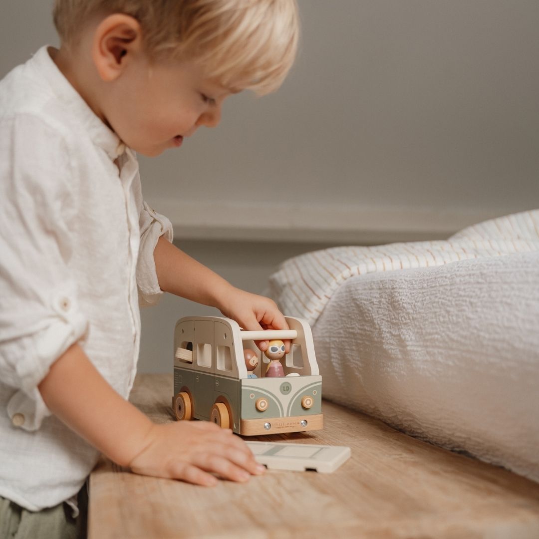 Dreng leger med retrocamper i træ i grøn og hvid, fra Little Dutch, fås hos Nordic Simply