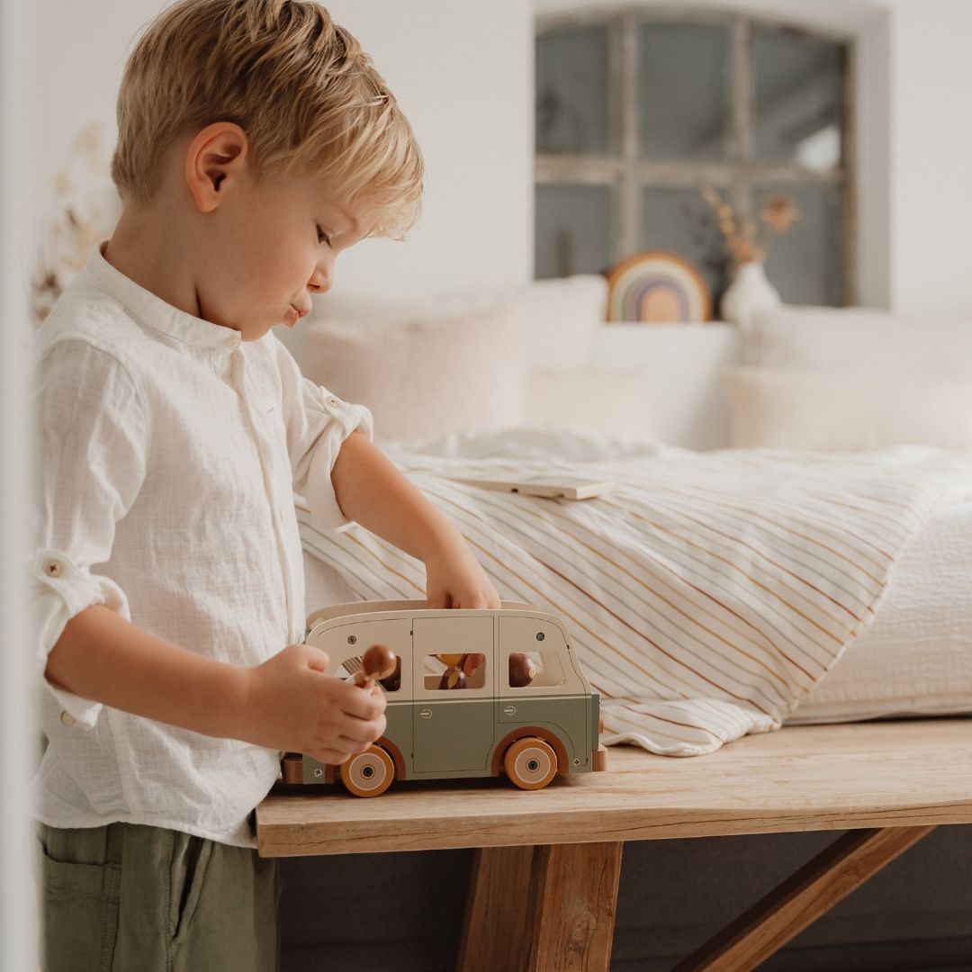 Dreng leger i soveværelse med retrobus i træ i grøn og hvid, fra Little Dutch, fås hos Nordic Simply