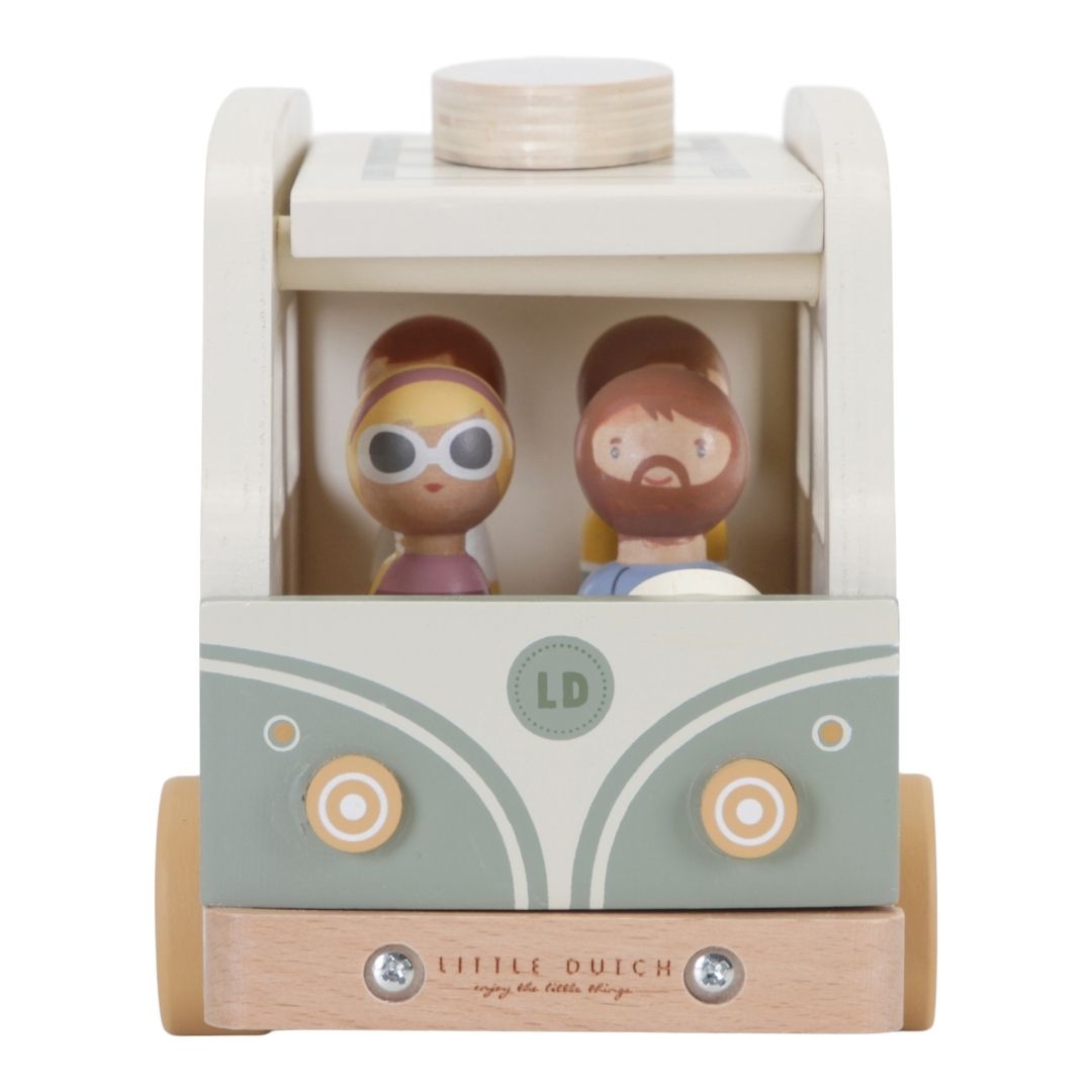 Retrobus eller retrocamper i træ i grøn og hvid fra Little Dutch, set forfra med familie på sæderne, fås hos Nordic Simply
