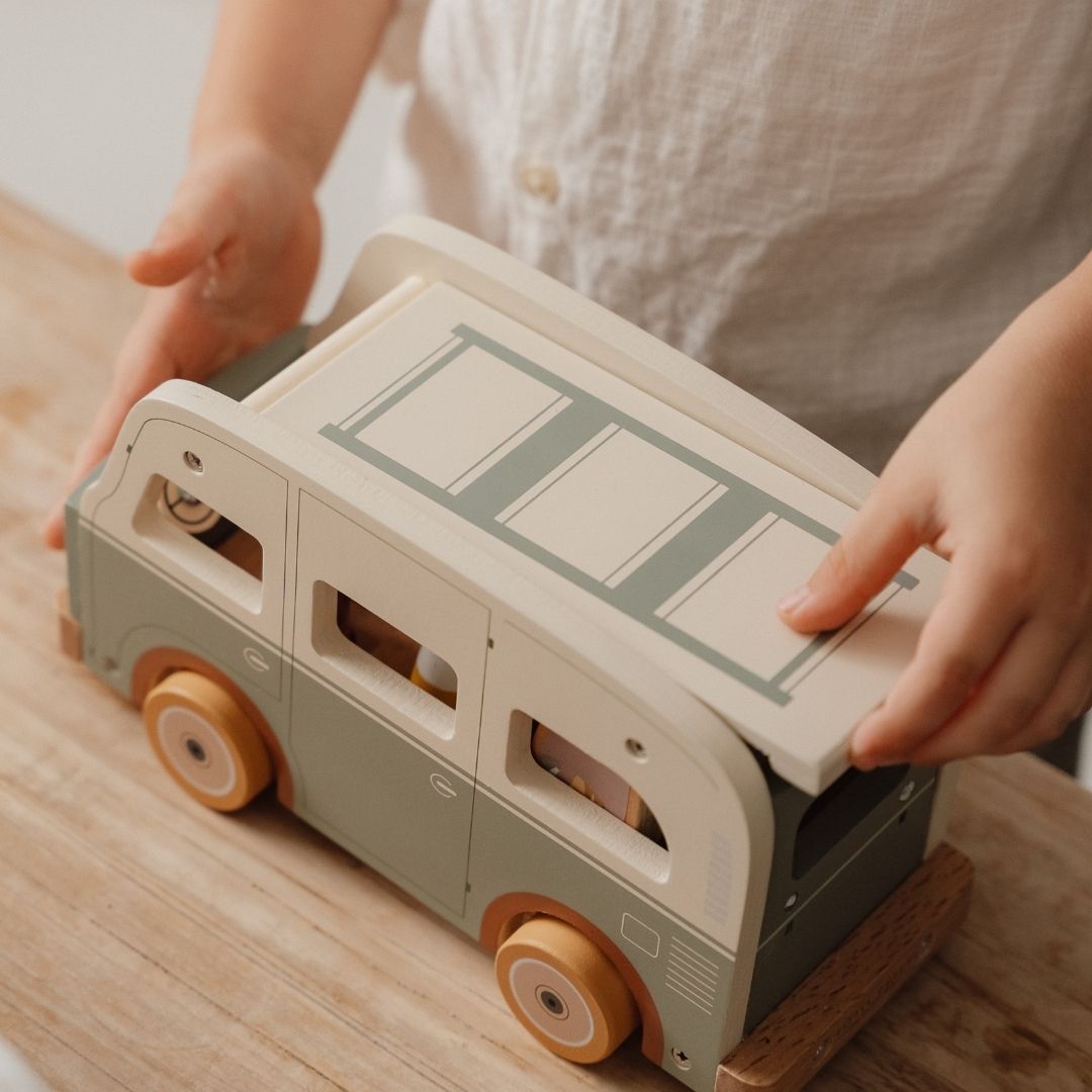 Barn leger med retrobus i træ i grøn og hvid fra Little Dutch fås hos Nordic Simply