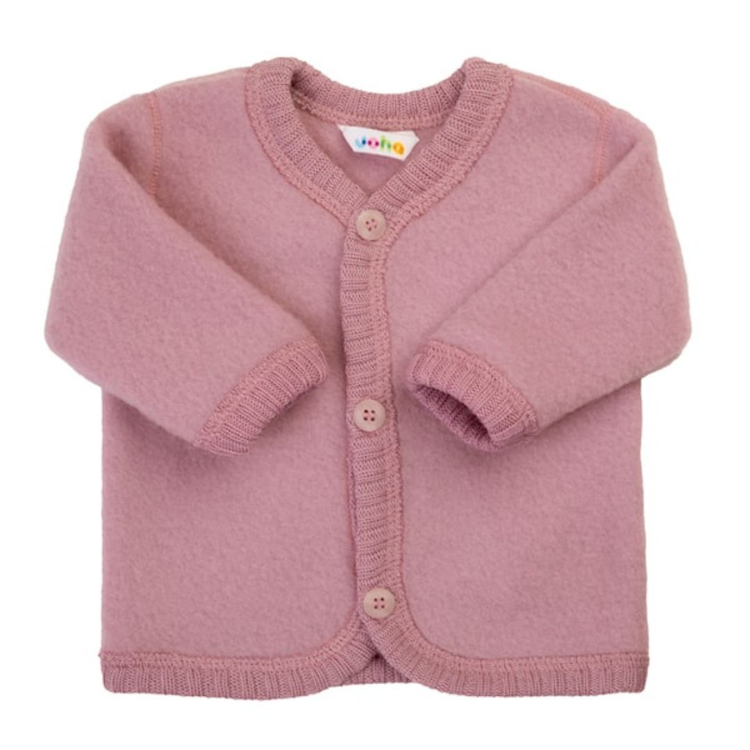 Rosa cardigan i blød merinould fra Joha, med knapper foran, perfekt til babys første køreture.