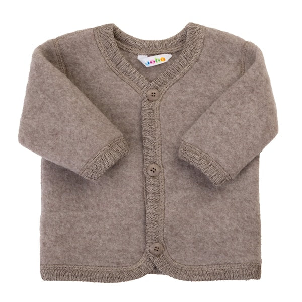 Blød lysebrun uld-cardigan, til baby og barn, med knapper foran. Perfekt cardigan til biltur og barnevogn.