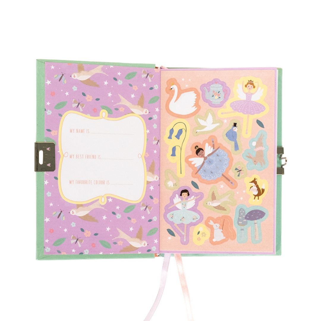 lille dagbog med lås, duft og eventyrmotiver til børn, her vist slået op, fra Floss & Rock fås hos Nordic Simply