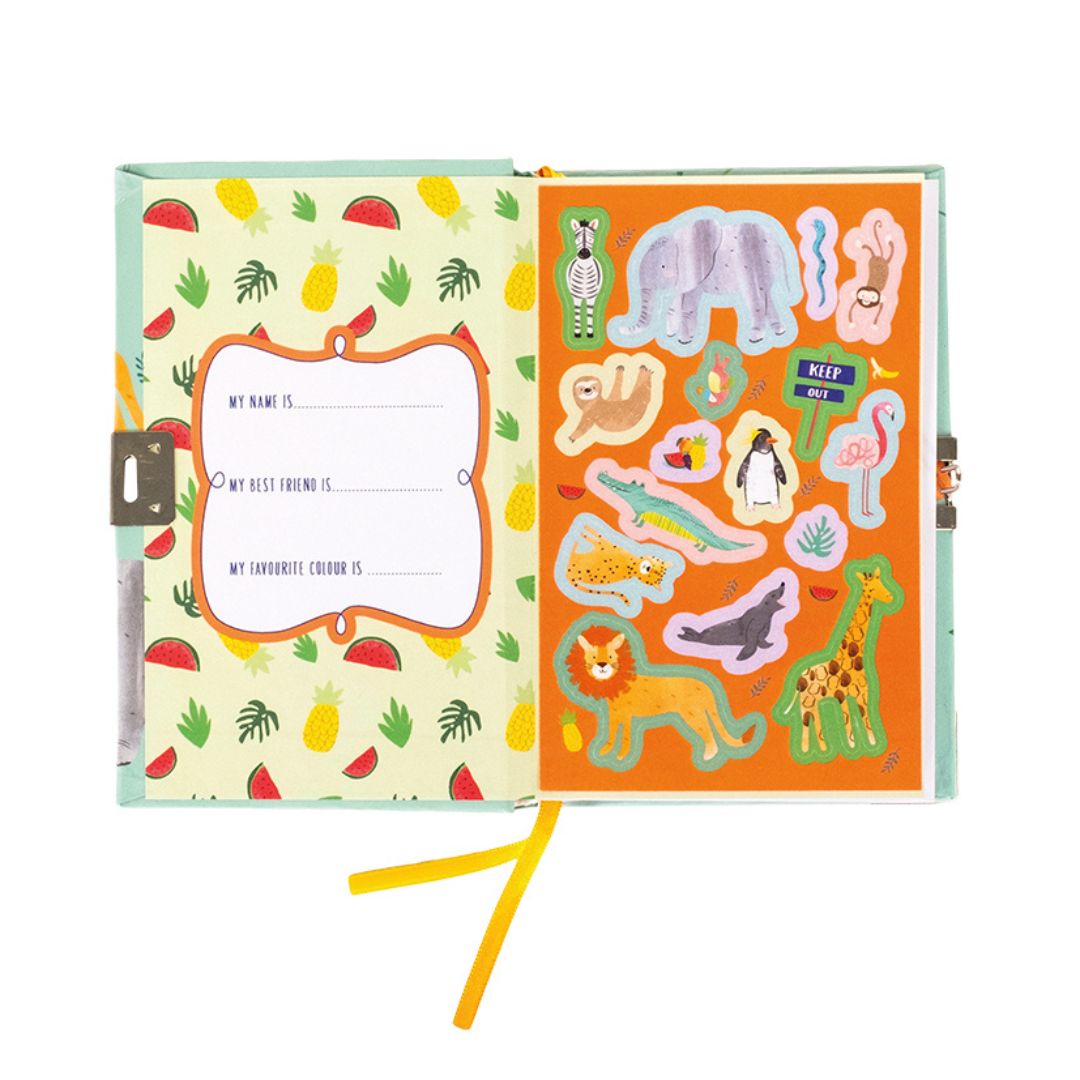 lille dagbog med lås, duft og junglemotiver til børn fra Floss & Rock, her set sået op, fås hos Nordic Simply