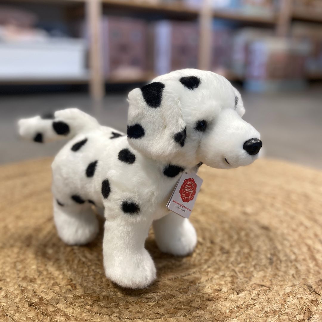 sød dalmatiner hund står på tæppe hos Nordic Simply, bamse til leg for børn 0 år og op fra Teddy Hermann
