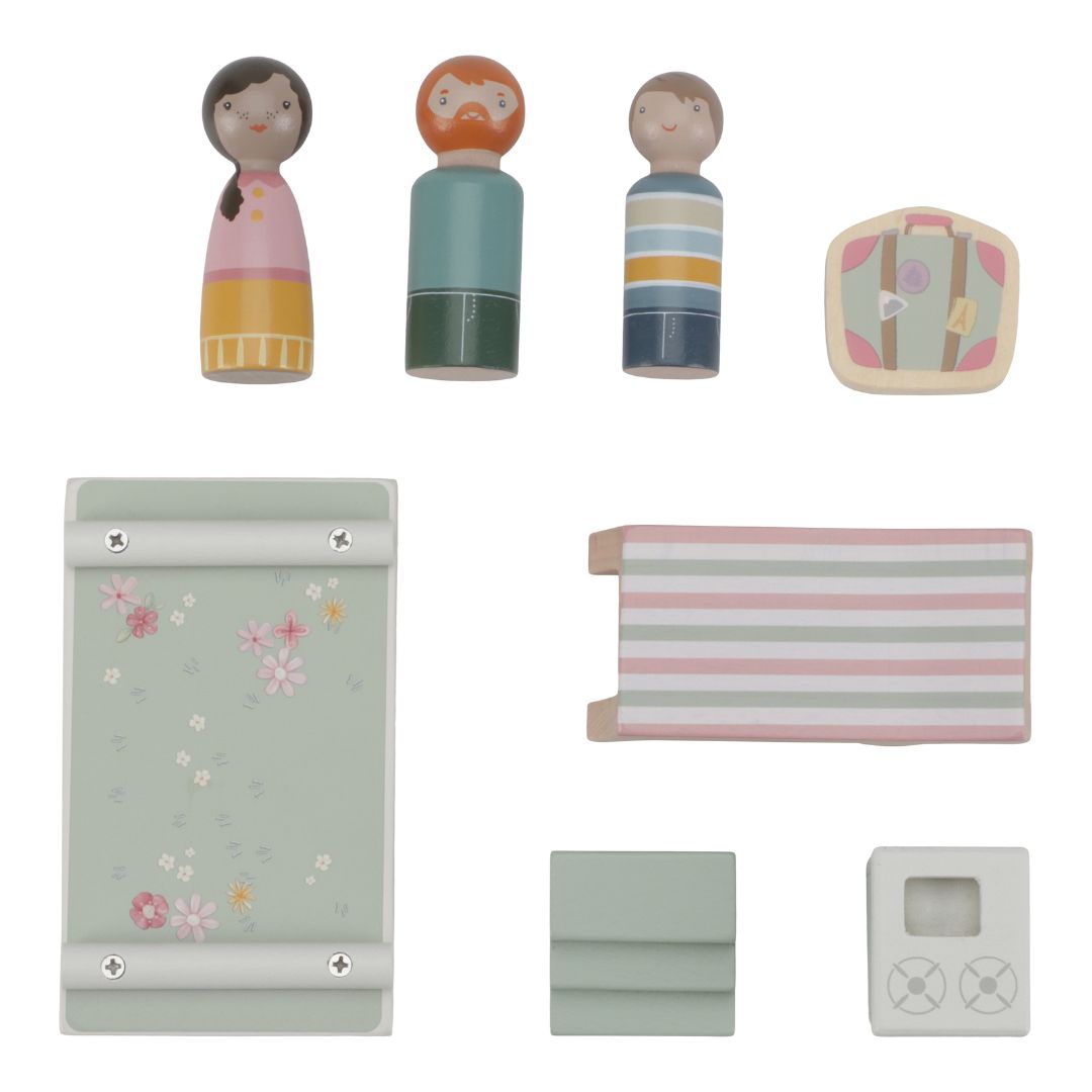 Little Dutch campingvogn tilbehør til dukkehus med tre dukker, strandstol og detaljeret interiør. Klar til eventyr leg!