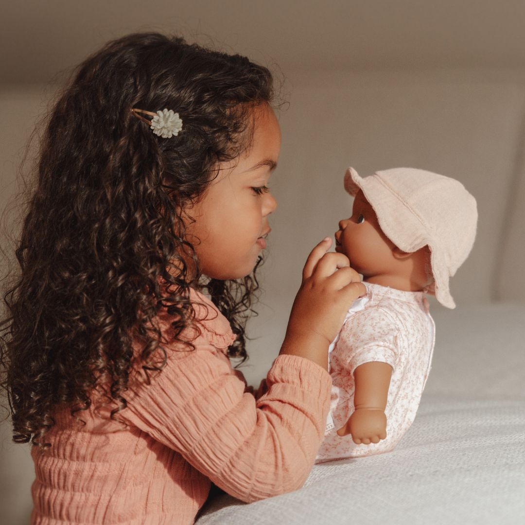 Dukke Noa med udstyr, 36 cm, legende barn krammer dukke i lyserødt tøj og hat.