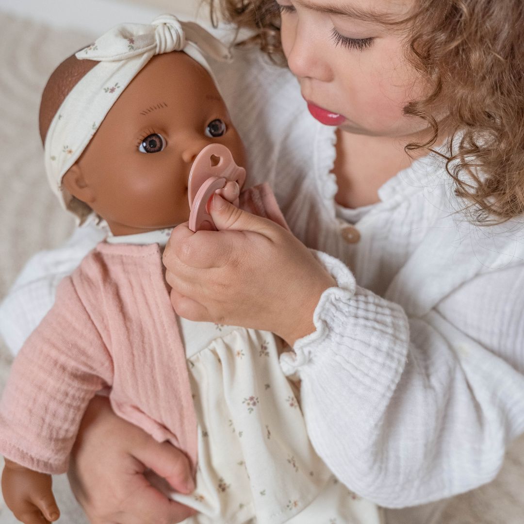 Dukke Noa med udstyr, 36 cm: Barn leger med livagtig dukke, giver hende sutten, klar til kram og leg.